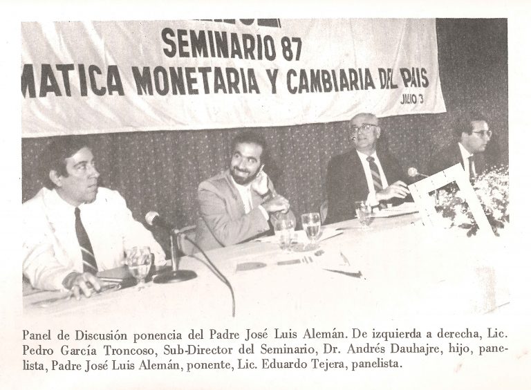 Andrés Dauhajre hijo, Director del Departamento de Economía de la PUCMM, durante su participación en el Seminario de ANJE, 1987, “Problemática Monetaria y Cambiaria del País”, comentando la ponencia del Padre José Luis Alemán sobre “Inflación”, 3 de julio de 1987.