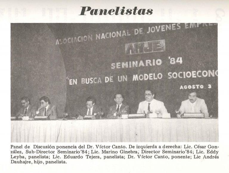 Andrés Dauhajre hijo, Profesor de Economía de la PUCMM, mientras participaba en el Seminario de ANJE 1984, “En Busca de un Modelo Socio-Económico”, comentando la ponencia del Dr. Victor A. Canto sobre “Distorsiones en la Economía Dominicana y Ajustes Necesarios”, celebrada el 3 de agosto de 1984.