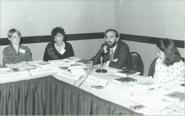 Andrés Dauhajre hijo, Director Ejecutivo de la Fundación Economía y Desarrollo, Inc., en Conferencia del Centro Internacional para el Desarrollo Económico, 1990, ciudad de Panamá, Panamá.